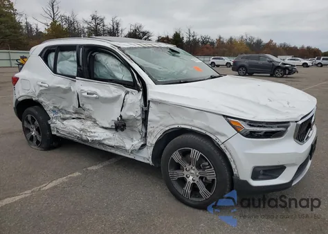 2021 Volvo Xc40 T5 Inscription z USA, uszkodzony, nr VIN YV4162UL4M2478514